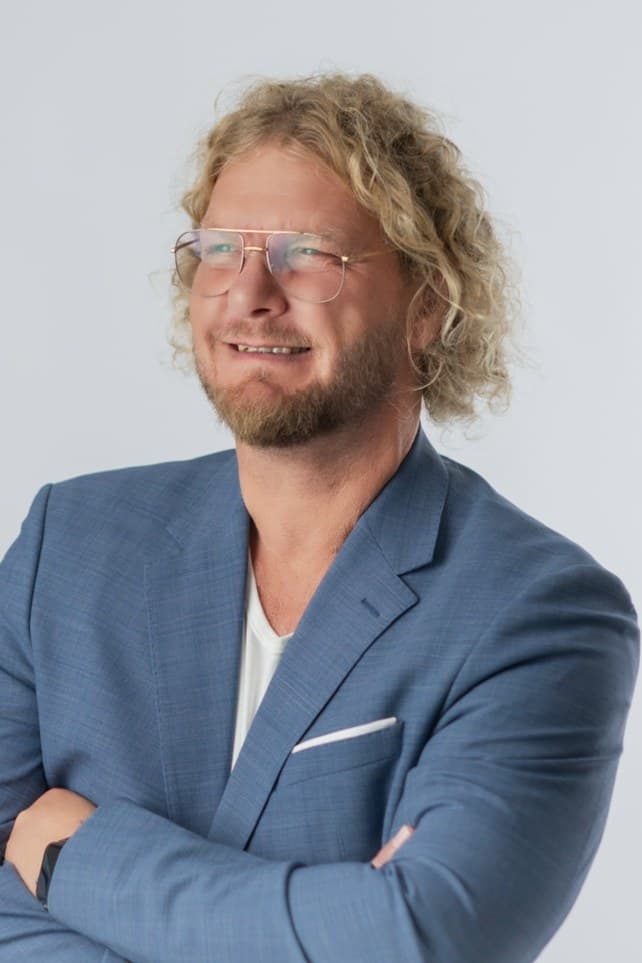 Jesper Mewes lächelt in die Kamera